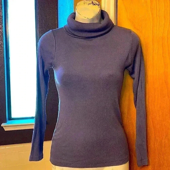 Long-sleeved, Turtleneck Sweater - Picture 1 of 8